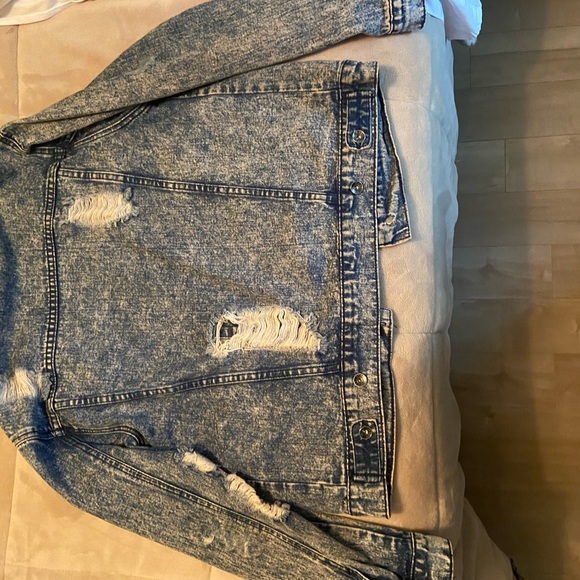 Forever 21 distressed denim jacket size medium in perfect condition. - Picture 3 of 3